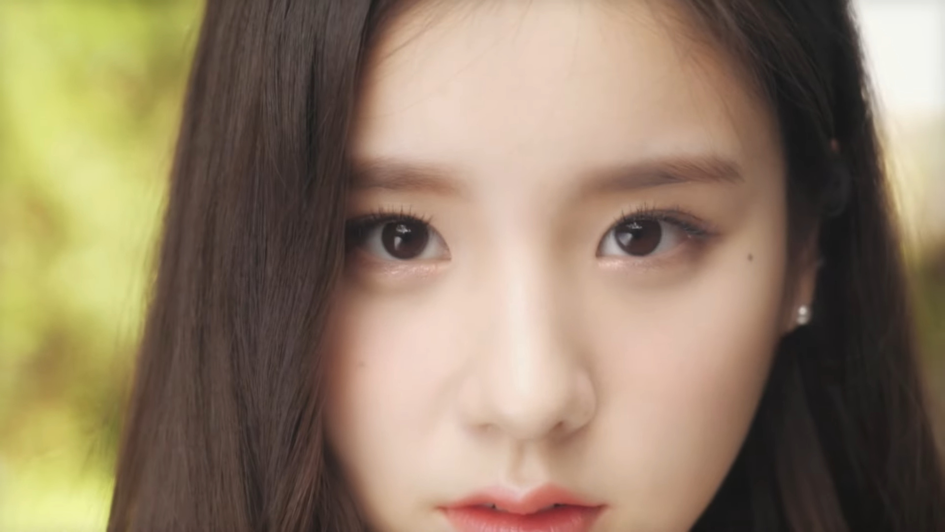 Heejin looking at the viewer.